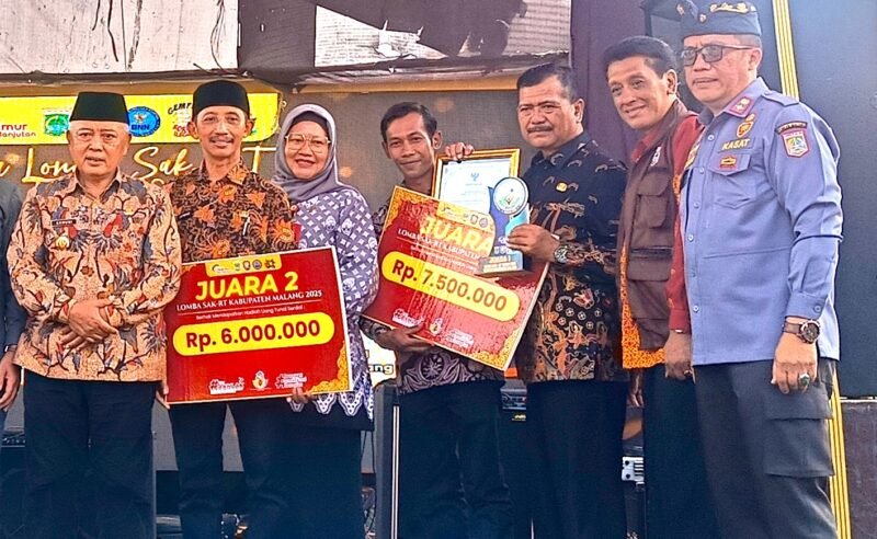 Ket foto. Bupati Malang H.M Sanusi bersama Kasatpol PP dan Camat Wajak sesi foto bersama juara satu dan dua lomba SAK-RT tahun 2025