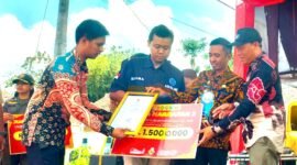 Ket foto. Camat Wonosari, A.K. Wisnu Aji, S.IP., M.Si., bersama pemerintahan desa Desa Plaosan saat menerima penghargaan lomba SAK RT