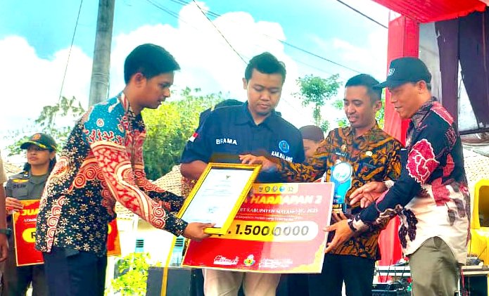 Ket foto. Camat Wonosari, A.K. Wisnu Aji, S.IP., M.Si., bersama pemerintahan desa Desa Plaosan saat menerima penghargaan lomba SAK RT