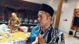 Ket foto. Ketua Komisi IV DPRD kabupaten Malang Zia Ulhaq saat diwawancara awak media 