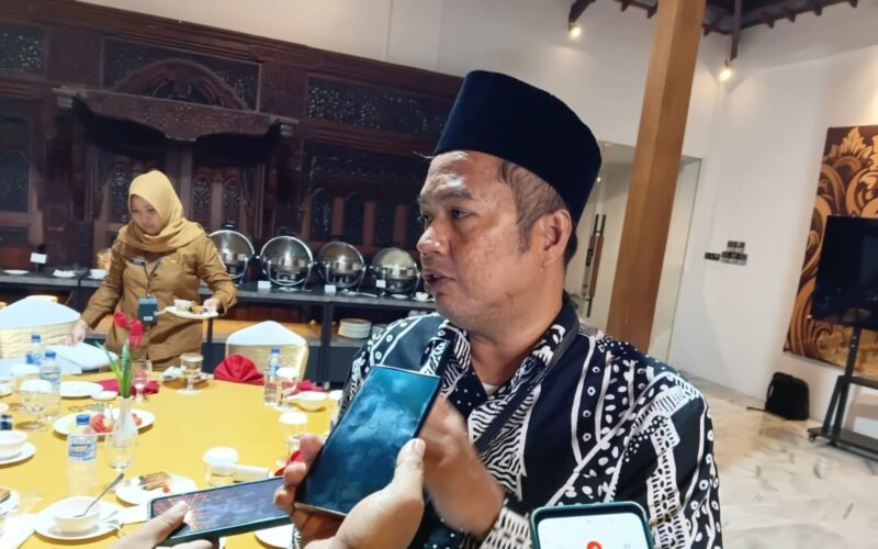 Ket foto. Ketua Komisi IV DPRD kabupaten Malang Zia Ulhaq saat diwawancara awak media 