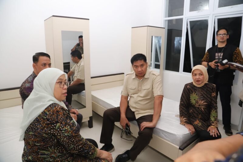 ket foto. Menteri Perumahan dan Kawasan permukiman RI Maruarar Sirait didampingi Wakil Bupati Malang Lathifah Shohib serta Rektor Unitri meninjau salah satu kamar yang ada di Rumah Susun Mahasiswa