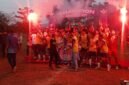 ket foto.Ketua Asked PSSI Kabupaten Malang M.Ukasyah Ali Murtadho saat memberikan tropi pada jura pertama Siadi Cup 2