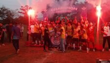 ket foto.Ketua Asked PSSI Kabupaten Malang M.Ukasyah Ali Murtadho saat memberikan tropi pada jura pertama Siadi Cup 2