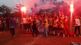 ket foto.Ketua Asked PSSI Kabupaten Malang M.Ukasyah Ali Murtadho saat memberikan tropi pada jura pertama Siadi Cup 2