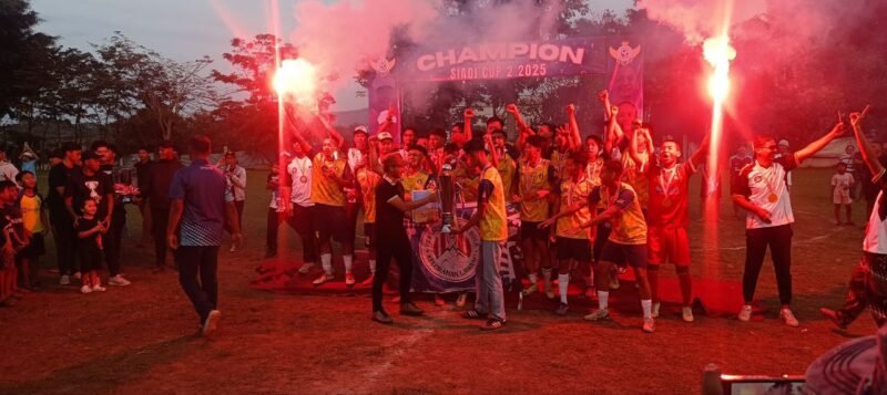 ket foto.Ketua Asked PSSI Kabupaten Malang M.Ukasyah Ali Murtadho saat memberikan tropi pada jura pertama Siadi Cup 2