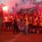 ket foto.Ketua Asked PSSI Kabupaten Malang M.Ukasyah Ali Murtadho saat memberikan tropi pada jura pertama Siadi Cup 2