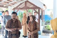 ket foto. Wakil Bupati Malang Hj Lathifah Shohib (kanan) berdiskusi denan Kepala Dinas Pendidikan, Suwadji saat meninjau sarana prasarana Sekolah unggulan di SMPN 3 Kepanjen