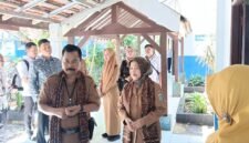 ket foto. Wakil Bupati Malang Hj Lathifah Shohib (kanan) berdiskusi denan Kepala Dinas Pendidikan, Suwadji saat meninjau sarana prasarana Sekolah unggulan di SMPN 3 Kepanjen