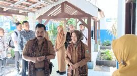 ket foto. Wakil Bupati Malang Hj Lathifah Shohib (kanan) berdiskusi denan Kepala Dinas Pendidikan, Suwadji saat meninjau sarana prasarana Sekolah unggulan di SMPN 3 Kepanjen