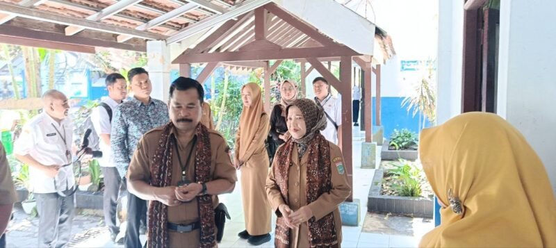 ket foto. Wakil Bupati Malang Hj Lathifah Shohib (kanan) berdiskusi denan Kepala Dinas Pendidikan, Suwadji saat meninjau sarana prasarana Sekolah unggulan di SMPN 3 Kepanjen