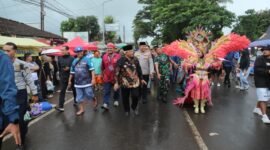 Ket foto. Bupati Malang H.M Sanusi bersama Forkopimda berjalan kaki menikmati karnaval Pesona Gondanglegi ke XII