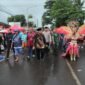 Ket foto. Bupati Malang H.M Sanusi bersama Forkopimda berjalan kaki menikmati karnaval Pesona Gondanglegi ke XII
