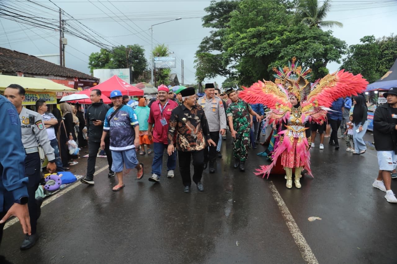 Karnaval Pesona Gondanglegi XII 2025 Resmi Dibuka Bupati Sanusi: Kreativitas Warga Tetap Berkilau Meski Diguyur Hujan 1763201868_c5c1a9f4448563eeec43