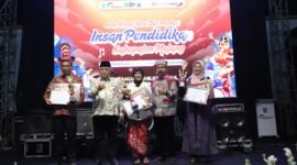 Ket foto. Bupati Malang H.M Sanusi didampingi Kepala Dinas Pendidikan saat memberikan penghargaan para guru guru berprestasi dalam kreasi dan prestasi insan pendidikan 