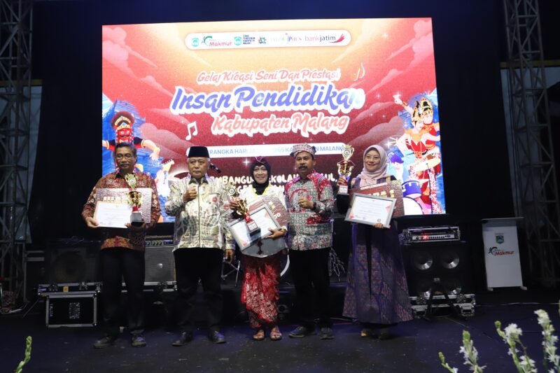 Ket foto. Bupati Malang H.M Sanusi didampingi Kepala Dinas Pendidikan saat memberikan penghargaan para guru guru berprestasi dalam kreasi dan prestasi insan pendidikan 