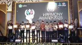 Ket foto. Bupati Malang, H.M Sanusi dan Kepala daerah penerima penghargaan Harmony Award 2025 bersama Menteri Agama RI Prof. KH. Nasaruddin Umar 