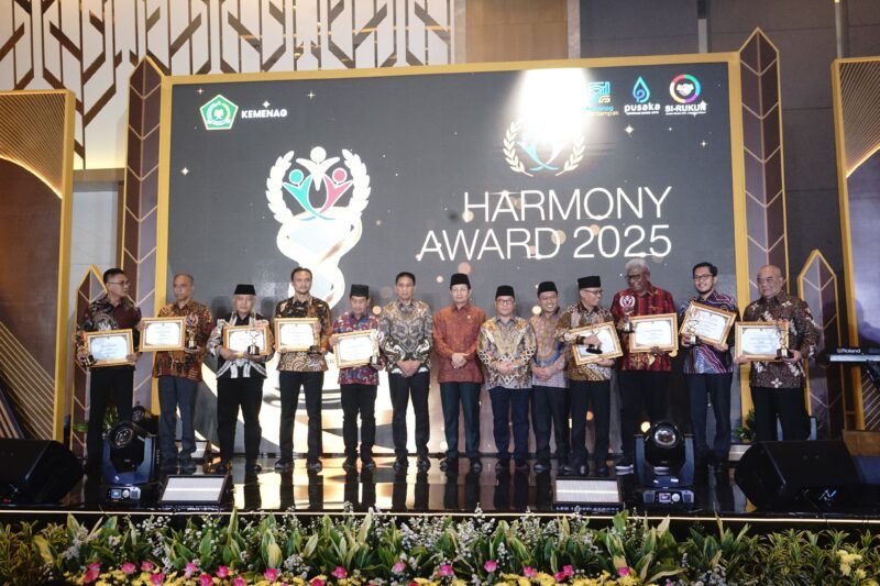 Ket foto. Bupati Malang, H.M Sanusi dan Kepala daerah penerima penghargaan Harmony Award 2025 bersama Menteri Agama RI Prof. KH. Nasaruddin Umar 