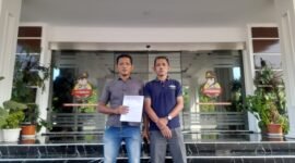 Anggota YLBH dan kuasa hukum Heri Siswanto kanan saat tunjukkan surat demo ke polres Pasuruan