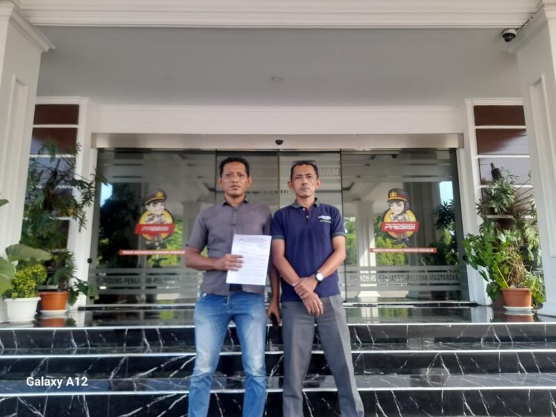 Anggota YLBH dan kuasa hukum Heri Siswanto kanan saat tunjukkan surat demo ke polres Pasuruan