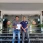 Anggota YLBH dan kuasa hukum Heri Siswanto kanan saat tunjukkan surat demo ke polres Pasuruan