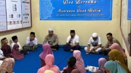 Dok foto, Kapolsek kejayan bersama anak yatim