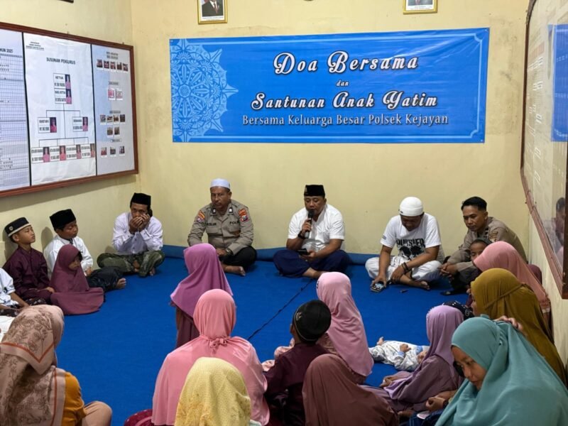 Dok foto, Kapolsek kejayan bersama anak yatim