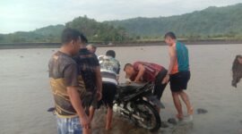 Ket foto. Kendaraan yang dikendarai korban saat ditemukan warga setempat di pinggir sungai tidak jauh dari tempat kejadian 