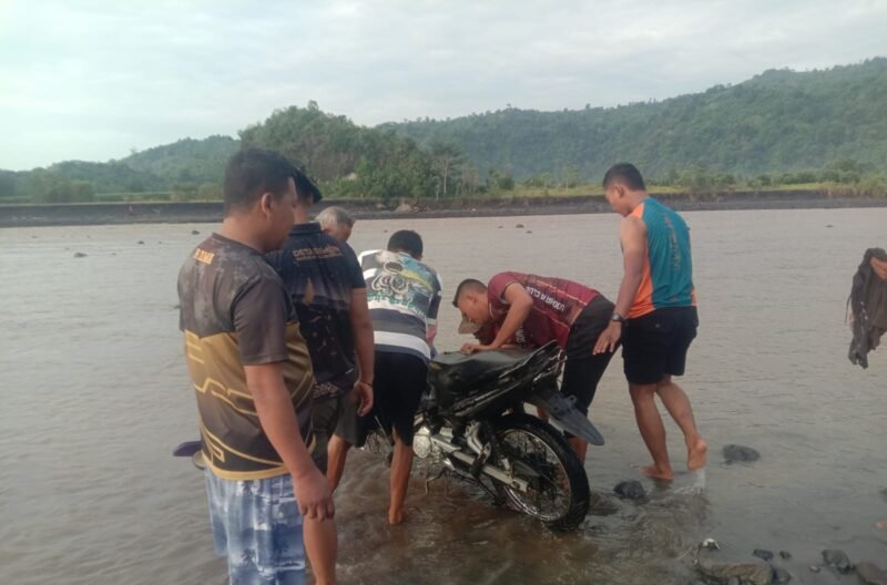 Ket foto. Kendaraan yang dikendarai korban saat ditemukan warga setempat di pinggir sungai tidak jauh dari tempat kejadian 