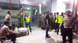 Dok foto: Kapolres bersama anggota patroli malam di Pandaan