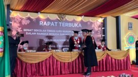 Ket foto.Ketua STIH Sunan Giri, Dr. H. Mochammad Mochtar, SH., M.Si., saat memberikan ucapan selamat pada salah satu wisudawan