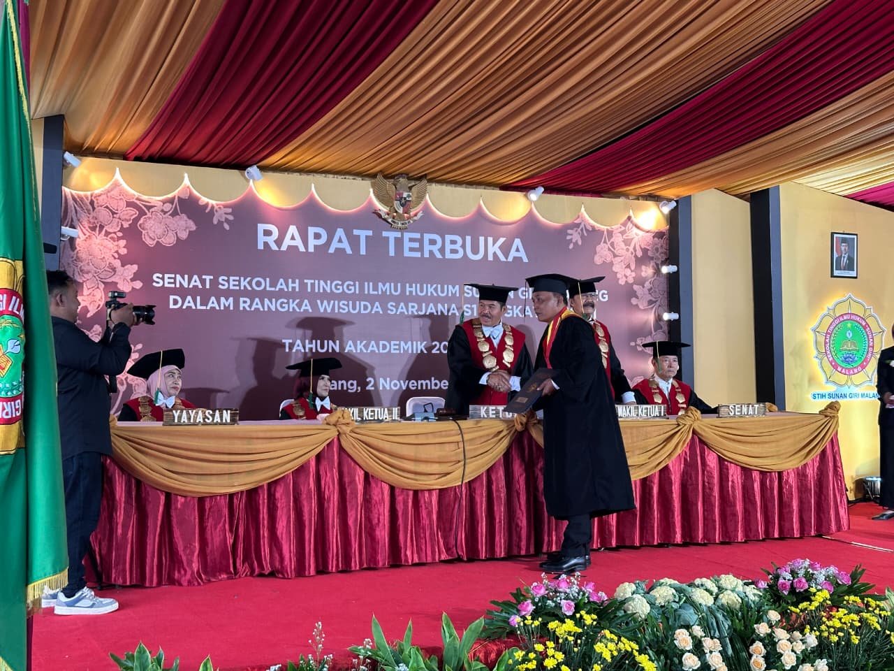 STIH Sunan Giri Malang Wisuda 130 Sarjana Hukum, Tekankan Integritas dan Moralitas dalam Dunia Kerja IMG-20251102-WA0023