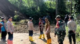 Ket foto. Sinergitas TNI-Polri dan warga mempercepat penanganan akses jalan yang terdampak longsor