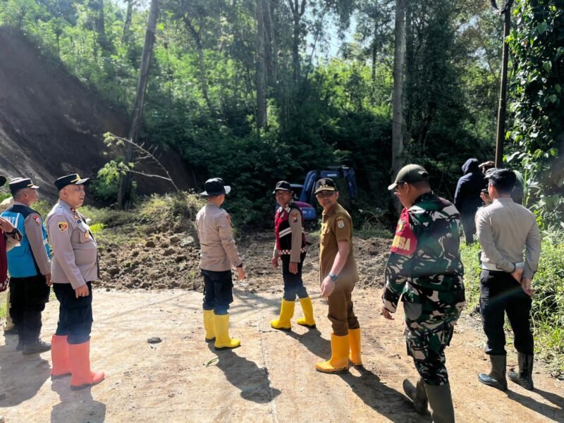 Ket foto. Sinergitas TNI-Polri dan warga mempercepat penanganan akses jalan yang terdampak longsor