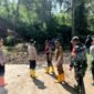 Ket foto. Sinergitas TNI-Polri dan warga mempercepat penanganan akses jalan yang terdampak longsor