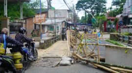 Ket foto.Dinas Pekerjaan Umum, Penataan Ruang, Perumahan, dan Kawasan Permukiman (DPUPRPKP) Kota Malang mulai membangun jembatan bailey Sonokembang, diperkirakan akan selesai dalam 20 hari kedepan