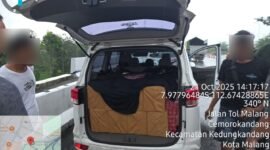 Ket foto. mobil bersama bukti rokok ilegal yang akan diselundupkan namun berhasil digagalkan