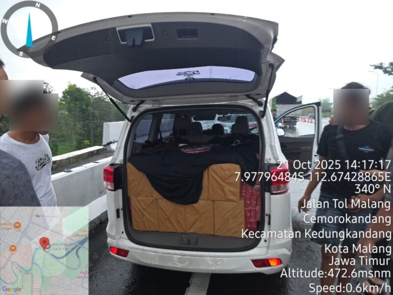 Ket foto. mobil bersama bukti rokok ilegal yang akan diselundupkan namun berhasil digagalkan