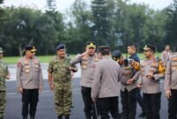 Ket foto. Kapolresta Malang Kota, Kombes Pol Nanang Haryono, saat memberi hormat pada Kepala Kepolisian RI, Jenderal Polisi, Listyo Sigit Prabowo (membelakangi kamera)