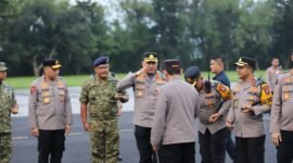 Ket foto. Kapolresta Malang Kota, Kombes Pol Nanang Haryono, saat memberi hormat pada Kepala Kepolisian RI, Jenderal Polisi, Listyo Sigit Prabowo (membelakangi kamera)