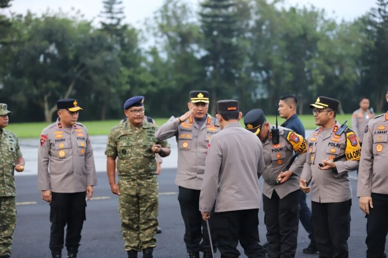 Ket foto. Kapolresta Malang Kota, Kombes Pol Nanang Haryono, saat memberi hormat pada Kepala Kepolisian RI, Jenderal Polisi, Listyo Sigit Prabowo (membelakangi kamera)