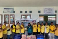 Ket foto. Ketua DPD Golkar Kabupaten Malang, Sudarman, didampingi pengurus dan anggota saat memberikan bantuan secara simbolis yang diterima oleh Kepala Desa Sumbersekar, Ririn Catur,