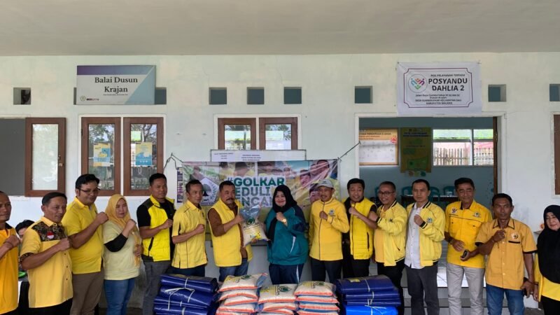Ket foto. Ketua DPD Golkar Kabupaten Malang, Sudarman, didampingi pengurus dan anggota saat memberikan bantuan secara simbolis yang diterima oleh Kepala Desa Sumbersekar, Ririn Catur,