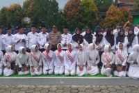 Dok foto : siswa Yadika Bangil saat foto bersama dengan satbinmas polres Pasuruan
