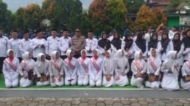 Dok foto : siswa Yadika Bangil saat foto bersama dengan satbinmas polres Pasuruan