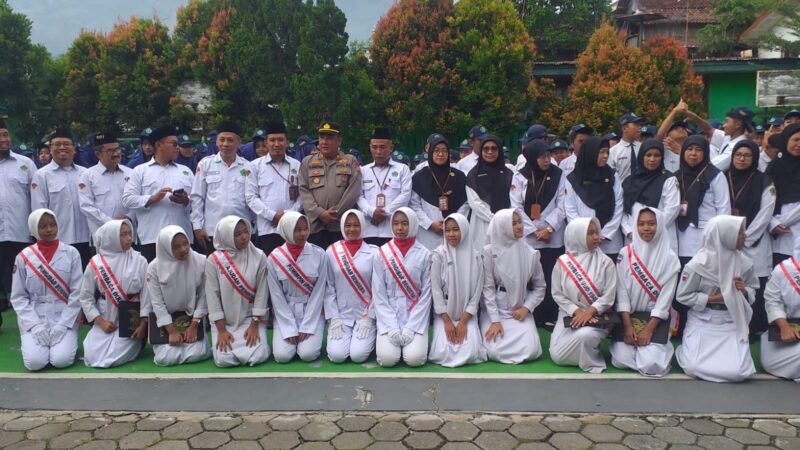 Dok foto : siswa Yadika Bangil saat foto bersama dengan satbinmas polres Pasuruan