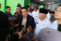 Ket foto. Plt Dirjen Perkebunan Kementrian Pertanian Abdul Roni Angkat didampingi Bupati Malang H.M Sanusi saat diwawancara awak media 