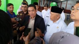 Ket foto. Plt Dirjen Perkebunan Kementrian Pertanian Abdul Roni Angkat didampingi Bupati Malang H.M Sanusi saat diwawancara awak media 