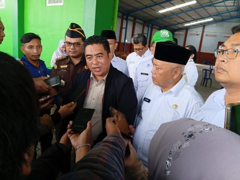 Ket foto. Plt Dirjen Perkebunan Kementrian Pertanian Abdul Roni Angkat didampingi Bupati Malang H.M Sanusi saat diwawancara awak media 