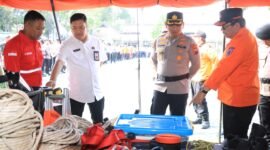 Ket foto. Kapolres Malang AKBP Danang Setiyo PS, bersama Sekretaris Daerah kabupaten Malang, Budiar Anwar saat mengecek perlengkapan dan kesiapan tanggap bencana 